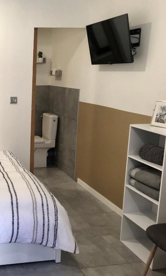 Studette De 17m2 Avec Parking Prive Gratuit Climatisation Et Petite Cuisine Menton